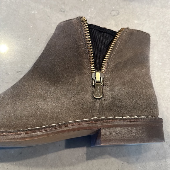 CLARKS TAUPE GRAY SUEDE BOOTIES - Picture 5 of 5